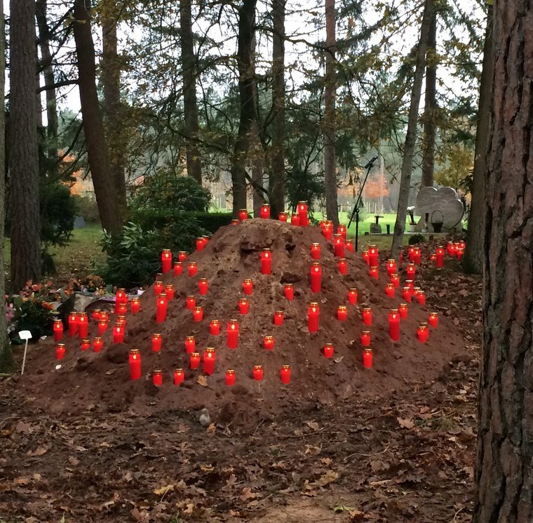 Kaarsen achterlaten op het graf